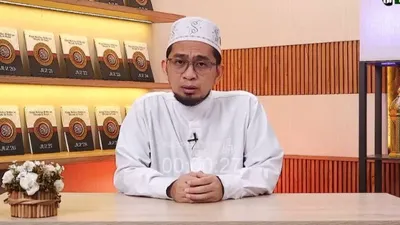 Ustaz Adi Hidayat mengajak warga untuk mendoakan putra sulung Gubernur Jawa Barat M Ridwan Kamil, Emmeril Kahn Mumtadz alias Eril. 