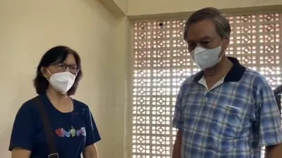 Kerabat empat jasad yang tewas mengering di dalam rumah Perumahan Citra Garden Extension 1 Kalideres, Jakarta Barat.  