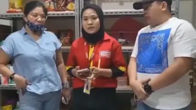 Video viral karyawan Alfamart yang memergoki seorang ibu yang mencuri di gerainya.