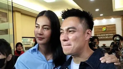 Pasangan artis Baim Wong dan Paula Verhoeven usai menjalani pemeriksaan terkait aksi &quot;prank&quot; kekerasan dalam rumah tangga (KDRT) di Polres Metro Jakarta Selatan, Jumat (7/10/2022). 