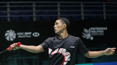 Pebulu tangkis tunggal putra Jonatan Christie saat uji lapangan utama turnamen Malaysia Open 2022 di Kuala Lumpur, Malaysia, Senin (27/6/2022). 