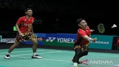 Pebulu tangkis ganda putra Indonesia Fajar Alfian (kiri) dan Muhammad Rian Ardianto 