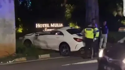 Mobil yang mengalami laka tunggal di depan Hotel Mulia.