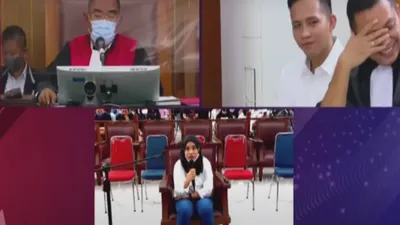 Bharada E tertangkap kamera tersenyum saat menedengar kesaksian Susi yang aneh dan penuh kebohongan