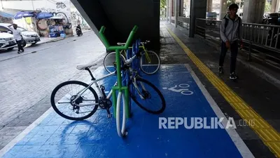Warga melintas disamping sepeda yang terparkir di Parkir Sepeda Stasiun MRT Cipete Raya, Jakarta (Republika)