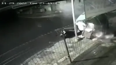 Viral! Pengendara Motor Ini Langsung Kabur Usai Tabrak Gerobak Sate, Warganet: Sumpah Jahat Banget