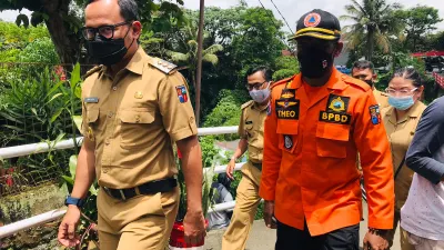 Wali Kota Bogor Bima Arya Sugiarto bersama instansi terkait melakukan kunjungan ke lokasi bencana. (Yogi Faisal)
