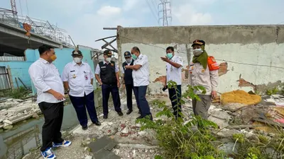 untuk menunjang keberadaan JIS, maka sekitar 500 bangunan liar yang berada di wilayah RW 08 Kampung Bayam, Kelurahan Papanggo, Tanjung Priok akan mulai dibersihkan
