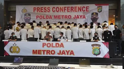 Sebanyak 48 tersangka WNA Cina dan Taiwan dibekuk Polda Metro Jaya dan Polisi Taiwan lantaran memeras korban lewat modus aplikasi kencan