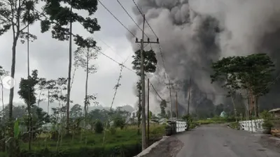Gunung Semeru di Lumajang, Jawa Timur erupsi dan memuntahkan awan panas, Minggu, 4 Desember 2022.