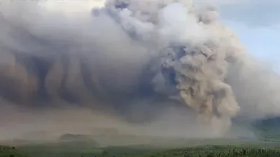 Gunung Semeru dini hari Minggu, 4 Desember 2022 tadi kembali bergejolak alami erupsi setelah 'tertidur' setahun lamanya.