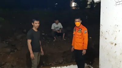 Petugas BPBD Kota Bogor saat melakukan evakuasi terhadap korban bencana (Dok BPBD)