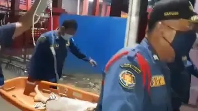 Personel Damkar Jakarta Timur mengevakuasi Ika Tri Wahyuningsih (39), seorang ibu yang melahirkan bayi prematur di rumahnya/dok: timur.jakarta.go.id