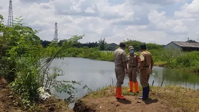 Pemkot Jaktim saat meninjau pembangunan waduk/dok: timur.jakarta.go.id