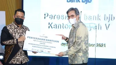 Penyerahan bantuan simbolis bjb GreatPeople.