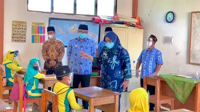 Bupati Bogor Ade Yasin dan Wakil Bupati Bogor Iwan Setiawan, saat melakukan kunjungan ke SDIT Al Fatih di Kampung Muara, Desa Ciburuy, Kecamatan Cigombong, Kabupaten Bogor (Yogi Faisal/ AyoBogor)