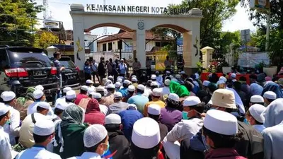 Ratusan masa pendukung Habib Rizieq Shihab (HRS) yang tergabung dalam Gerakan Mahasiswa Daulat Rakyat (GMDR), saat melakukan aksi unjuk rasa di depan Kantor Kejaksaan Negeri Kota Bogor (Yogi Faisal/ AyoBogor)