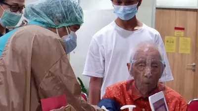 Wirjawan Hardjamulia saat menjalani vaksinasi covid-19 di Rumah Sakit Vania Kota Bogor (Dok. Rumah Sakit Vania Kota Bogor)