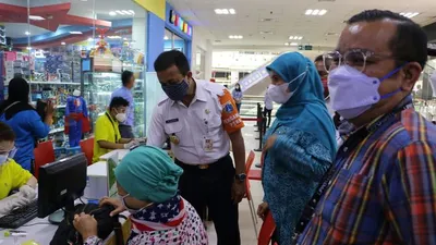 Walikota Jakarta Timur Muhammad Anwar saat mengecek pelaksanaan Vaksinasi Covid-19 di mal/dok: Kominfotik Jaktim.