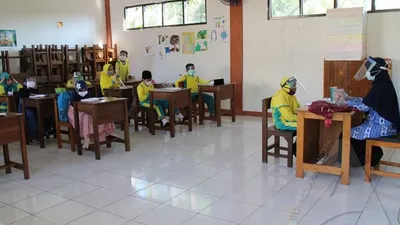 Suasana uji coba pembelajaran tatap muka di salah satu sekolah di Kabupaten Bogor / Yogi Faisal