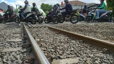 Kondisi arus lalu lintas di pintu perlintasan kereta api Kebon Pedes, Kecamatan Tanahsareal, Kota Bogor.