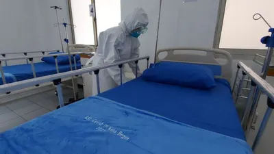 Tenaga kesehatan saat membersihkan ruang perawatan pasien covid-19, di Rumah Sakit Lapangan Kota Bogor