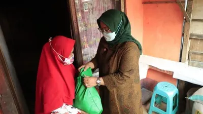 Bupati Bogor Ade Yasin saat Memberikan bantuan sembako kepada masyarakat di Kelurahan Karang Asem Barat Kecamatan Citeureup Kabupaten Bogor.