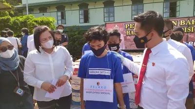 Kasat Reskrim Polresta Bogor Kota, Kompol Dhoni Erwanto, saat mengintrogasi salah satu mucikari Apartemen Bogor Valley.