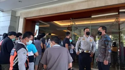 Wali Kota Bogor Bima Arya, saat melakukan sidak ke lokasi vaksinasi covid-19 di Puri Begawan, Kota Bogor.