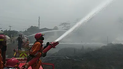 Petugas pemadam kebakaran saat berusaha menjinakkan api di lokasi kebakaran/  Dok. Petugas Damkar