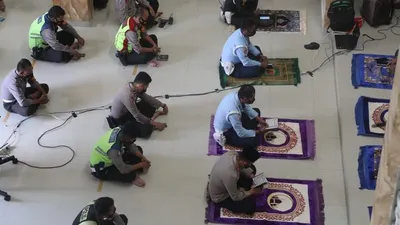 TNI - Polri saat menggelar doa bersama di Masjid Dzikrullah di Komplek Mako Polresta Bogor Kota,