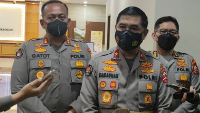 Karopenmas Divhumas Polri, Brigjen Pol Ahmad Ramadhan saat diwawancarai wartawan.