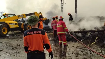 Petugas pemadam kebakaran saat berusaha menjinakkan api di lokasi kebakaran/ dok. Damkar Kabupaten Bogor