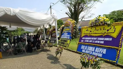 Pelayat Berdatangan ke Rumah Duka Kru Kapal Naggala 402 Asal Bogor