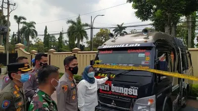 Forkopimda Kabupaten Bogor saat melihat kondisi mobil travel gelap yang berhasil diamankan petugas di Mako Polres Bogor/ Yogi