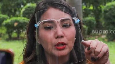 Aktris Tya Ariestya menjawaB pertanyaan awak media saat ditemui di Kawasan Tandean, Jakarta Selatan, Kamis (16/7). [Suara.com/Alfian Winanto]