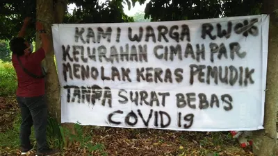 Warga Cimahpar Bogor Tolak Pemudik yang Tidak Punya Surat Bebas Covid-19/ Yogi Faisal