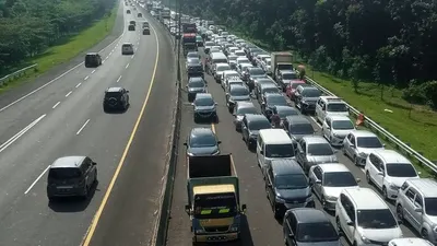 Kondisi terkini arus lalu lintas di kawasan Puncak Kabupaten Bogor. Tepatnya di pintu keluar tol Ciawi Kabupaten Bogor (Yogi Faisal)