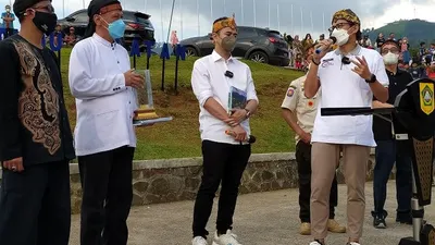 Menteri Pariwisata dan Ekonomi Kreatif Sandiaga Salahudin Uno (kanan), bersama Raffi Ahmad (ketiga kiri) saat menyambangi Desa Wisata Tugu Selatan./ayobogor/yogi faisal