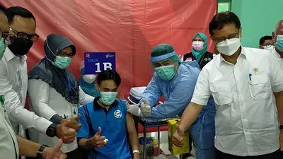 Pantau Proses Vaksinasi ODGJ Menkes Budi Sadikin (kanan) Mengaku Sempat Khawatir/ayobogor/yogi faisal
