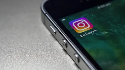 Ilustrasi fitur Repost Feed di Instagram.