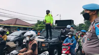 Kapolresta Bogor Kota Kombes Pol Susatyo Purnomo Condro saat melakukan pembubaran masa aksi (Yogi Faisal)