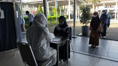 Ratusan Penumpang KRL Bogor Jalani Tes Antigen Secara Acak / Yogi Faisal