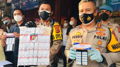 Kapolresta Bogor Kota Kombes Pol Susatyo Purnomo Condro (tengah) bersama Wakapolresta Bogor Kota AKBP Ferdy (kanan) saat menunjukkan barang bukti. (Yogi Faisal)