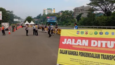 Petugas gabungan saat melakukan penyekatan arus lalu lintas di Kota Bogor (Yogi Faisal)