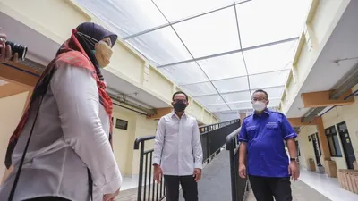 Wali Kota Bogor Bima Arya Sugiarto bersama Rektor IPB University Arif Satria, saat meninjau pusat isolasi mandiri di Kampus IPB (Dok Pemkot Bogor)