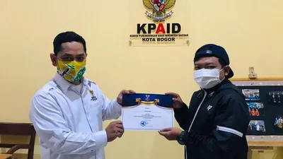 Ketua Komisi Perlindungan Anak Indonesia Daerah (KPAID) Kota Bogor Dudih Syiarudin, saat memberikan penghargaan kepada wartawan ramah anak Kota Bogor (Yogi Faisal)