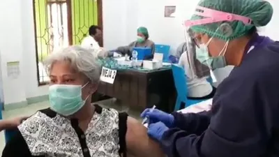 Vaksinasi di Balai RW 10 Kelurahan Ciracas/dok: Kominfotik Jaktim