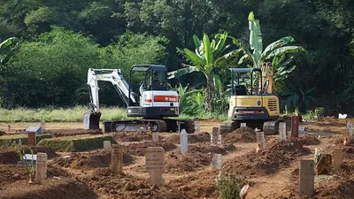 Pemkot Bogor terima bantuan dua alat berat untuk percepat proses penggalian makam khusus jenazah Covid-19/pemkot bogor