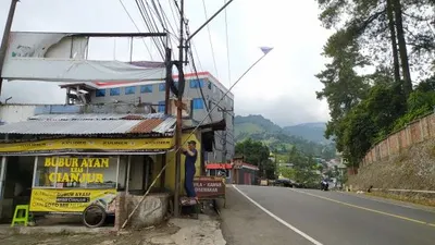 Penjualan Merosot, Ratusan Pedagang di Puncak Bogor Kibarkan Bendera Putih